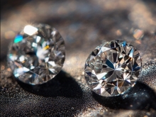 黄金与钻石的价值之争:2025年最新解读