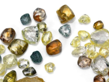 什么造成了不同颜色的钻石? 选对不踩雷的必读指南